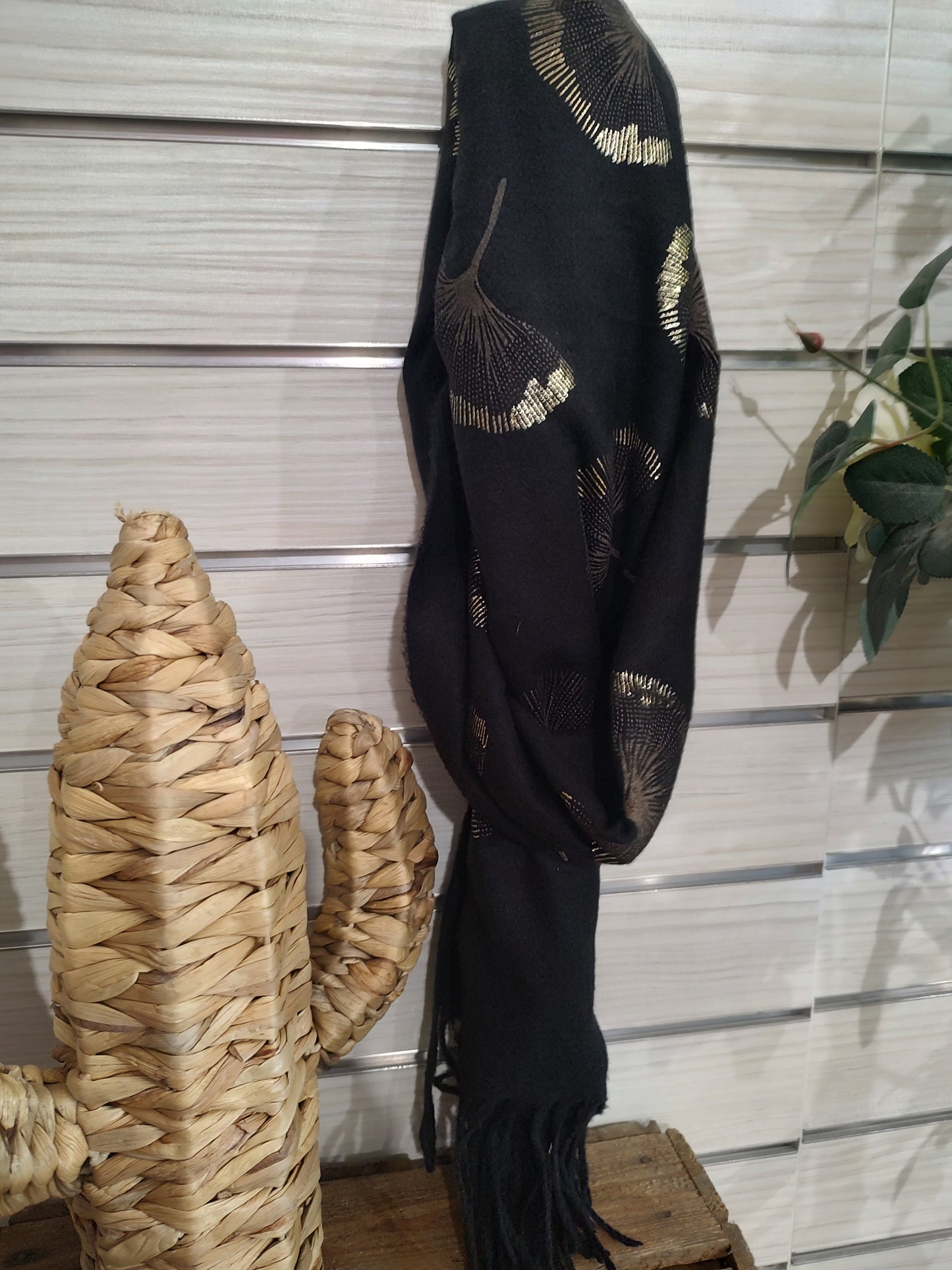 Echarpe noire fleurs de Ginko doré