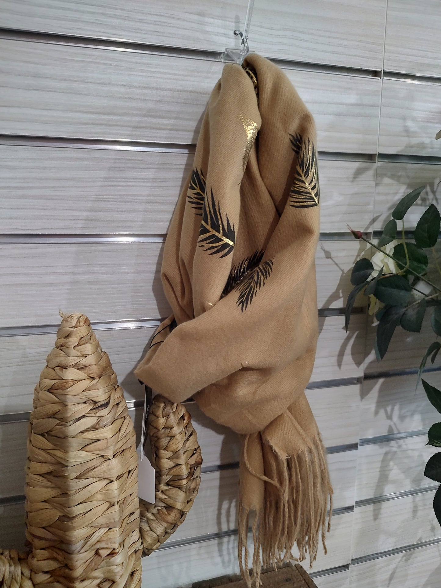 Echarpe Camel et plumes noires et dorées