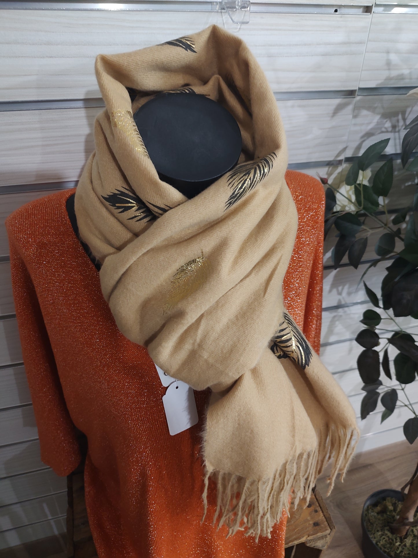 Echarpe Camel et plumes noires et dorées