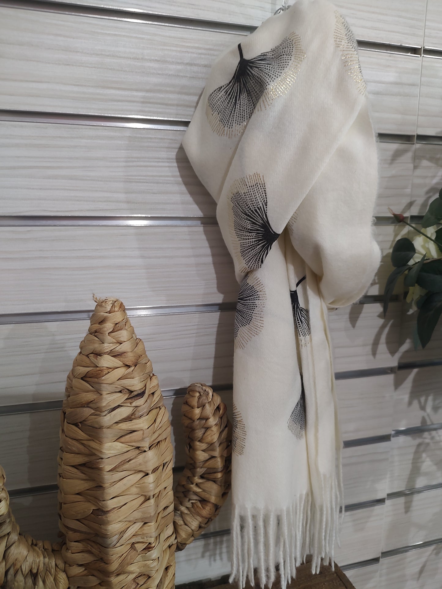 Echarpe blanche fleurs de Ginko noir et argent